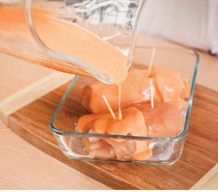 Engrasa con mantequilla un refractario, acomoda dentro los rollos y baña con la salsa de pimientos. Hornea a 200 °C por 30 minutos. Salsea constantemente para que no se resequen. Sirve con arroz o ensalada.