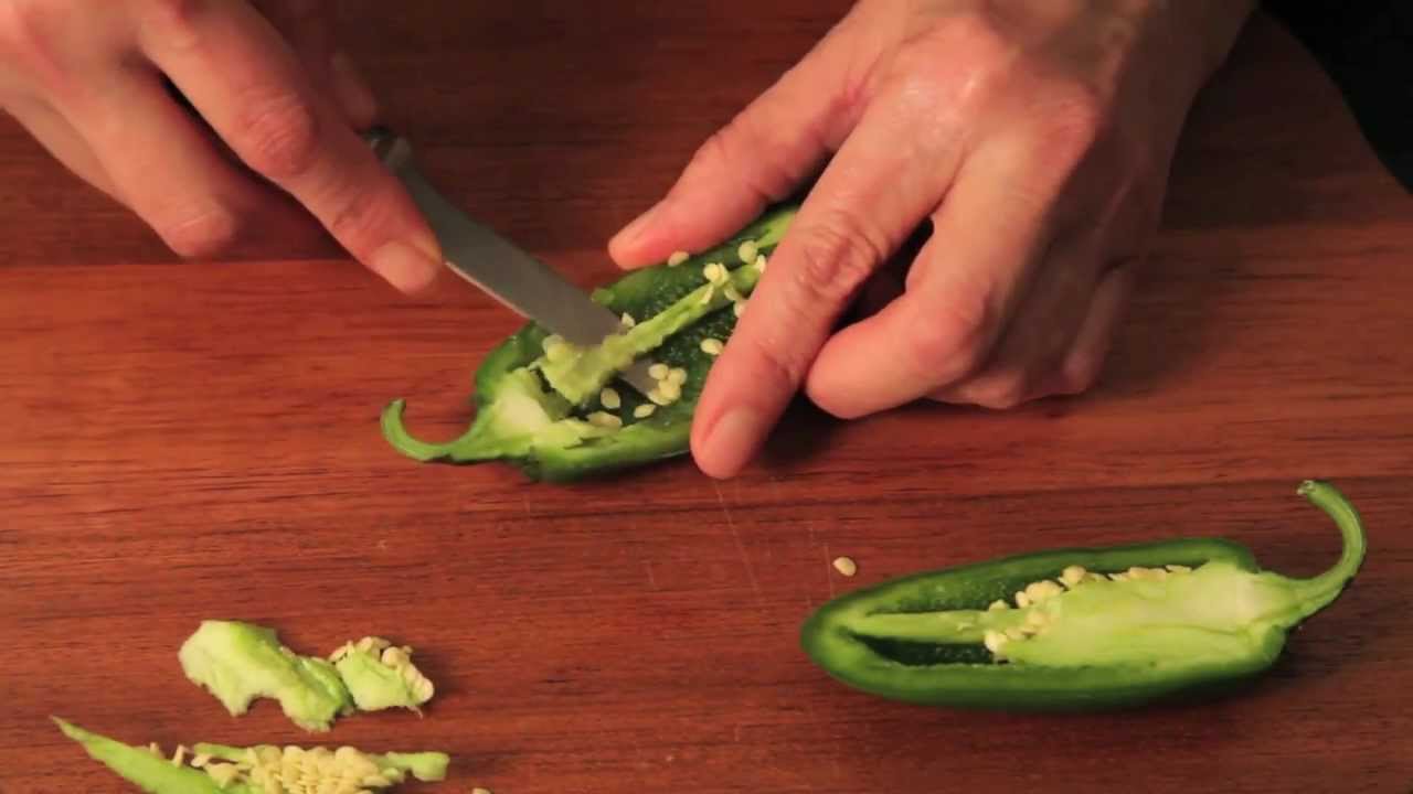Formas de desflemar chiles para que piquen menos y sin enchilarte los dedos