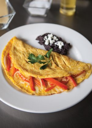 recetas básicas para recién casados: omelette relleno de pimientos