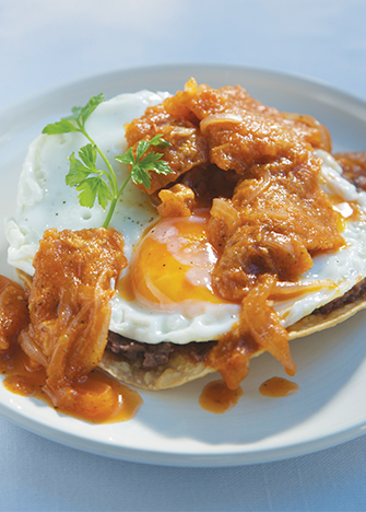 tostadas de huevo con chicharrón