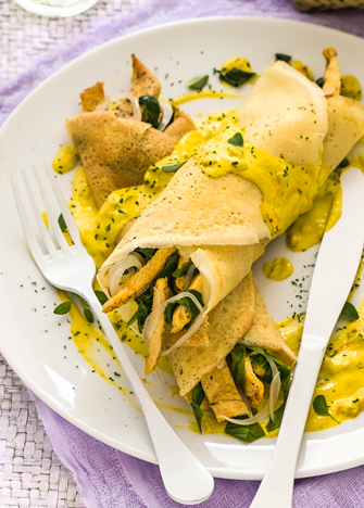 crepa de pollo y espinacas con salsa de flor de calabaza