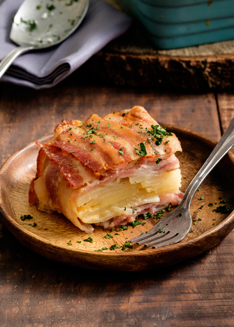 pastel de papas y quesos cubierto con tocino