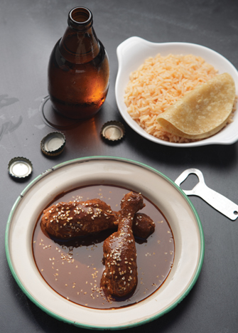 pollo con mole rojo y cerveza