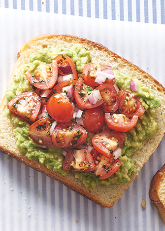 colaciones de pan tostado con aguacate y jitomate