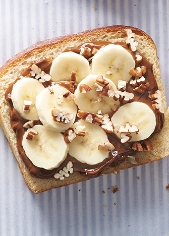 colaciones de pan tostado con dulce de leche, plátano y nueces