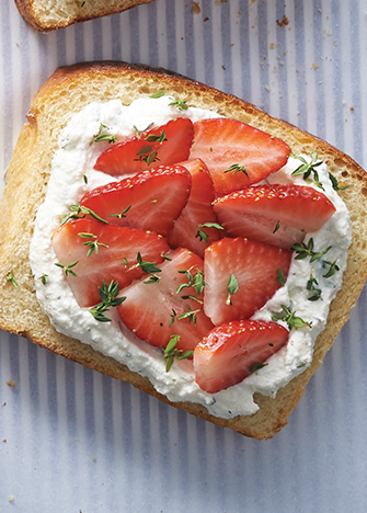 colaciones de pan tostado con fresa y ricotta