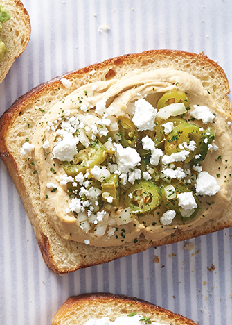 colaciones de pan tostado con hummus y chile serrano