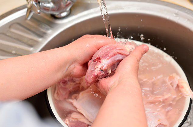 lavar el pollo antes de cocinarlo
