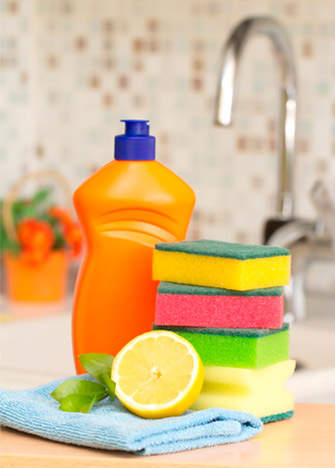 quitar malos olores de los trastes: exprime medio limón en tu lavatrastes