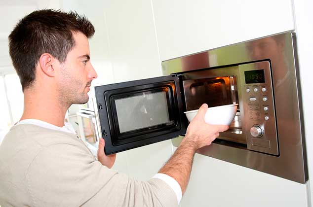 Por qué es malo calentar la comida en el microondas dentro de