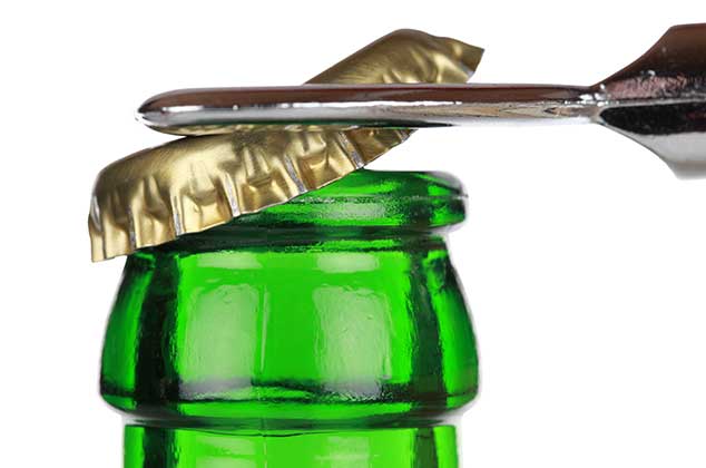 6 maneras de abrir una botella sin destapador | Trucos para destapar botella