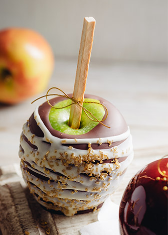 manzana cubierta con chocolate amargo