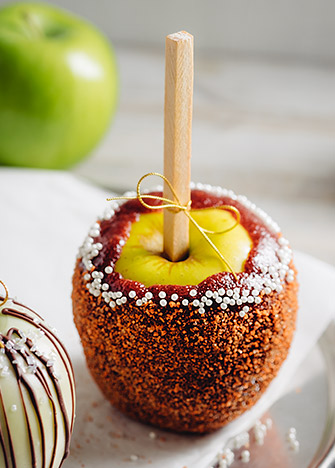 manzana cubierta con tamarindo y chamoy