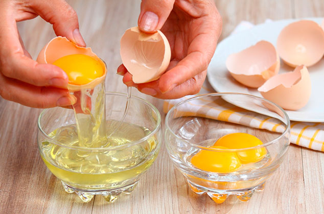 4 trucos facilísimos para separar la clara y yema de huevo