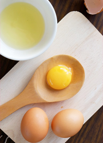 separar la clara y yema de huevo