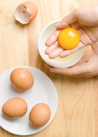 separar la clara y yema de huevo