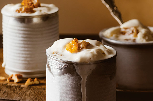 Helado de vainilla y miel con trocitos de panal