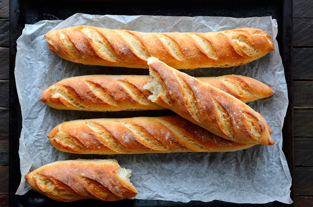 Deja el bolillo o pan duro como nuevo. Aquí te enseñamos un sencillo truco para economizar y hacer de tu pan duro, un pan crujiente… ¡como recién horneado!