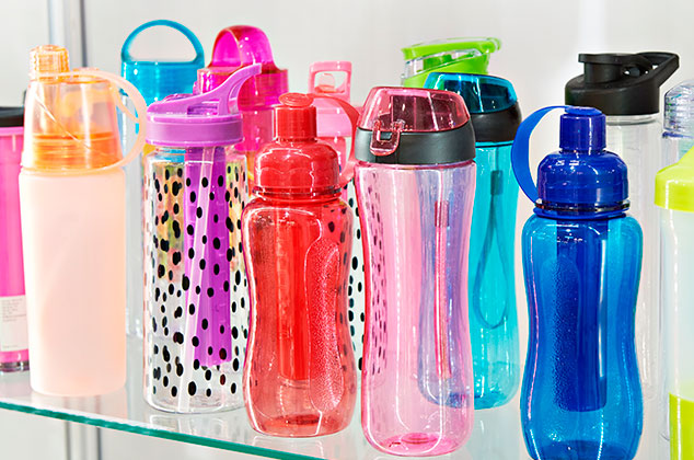 7 tips para limpiar botellas de agua y queden perfectas y sin olores