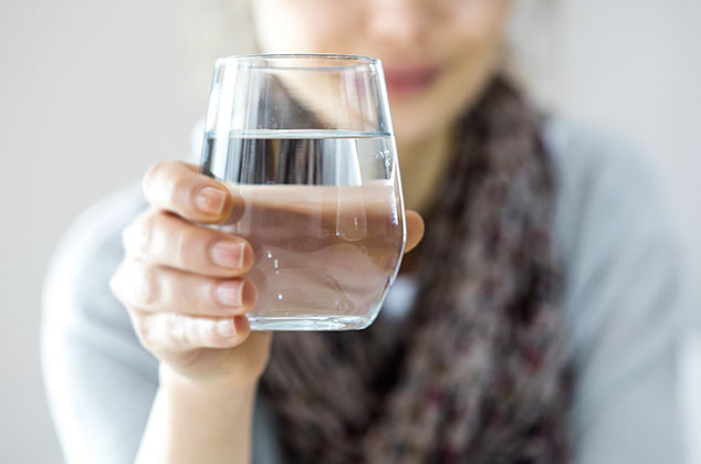 Cómo distribuir los 2 litros de agua al día y tomarlos fácil