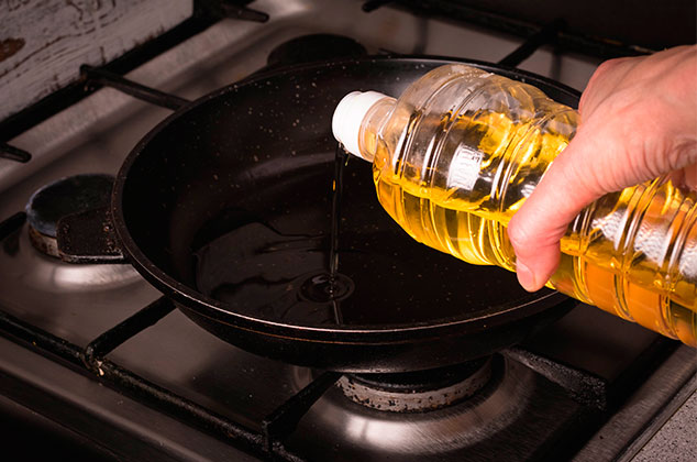 6 tips que te ayudarán a ahorrar aceite en la cocina