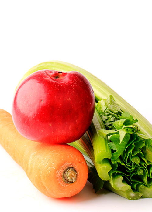 alimentos para el mal aliento: manzanas, zanahorias, apio
