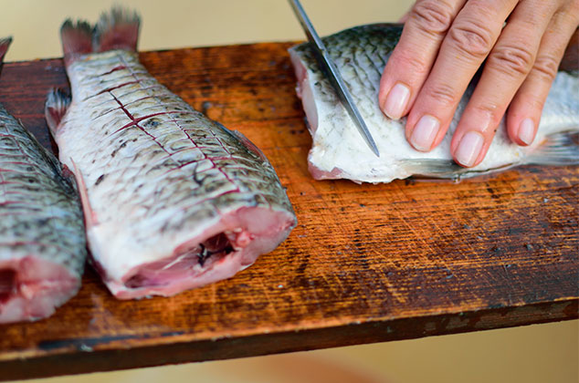 10 trucos para eliminar el olor a pescado de manos y cocina