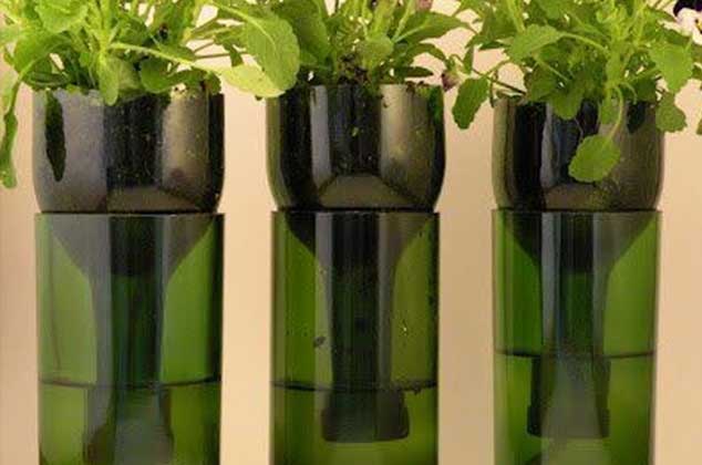 Cómo reciclar botellas de vidrio para decorar tu jardín - Mejor