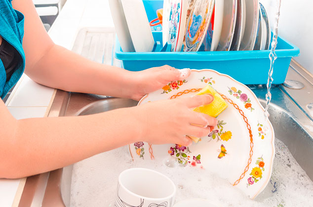 Cómo lavar platos a mano fácil y rápidamente