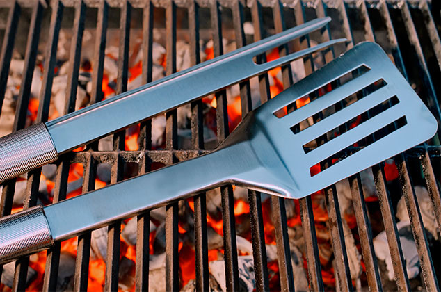 7 utensilios básicos para parrilladas o para una carne asada