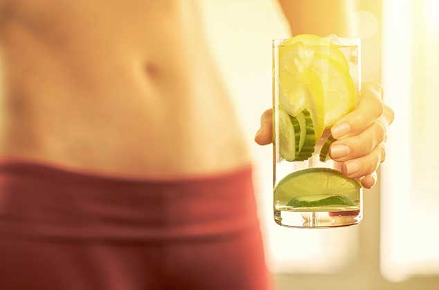 Beneficios de tomar agua con limón para adelgazar