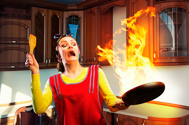 Cómo apagar un incendio pequeño en la cocina