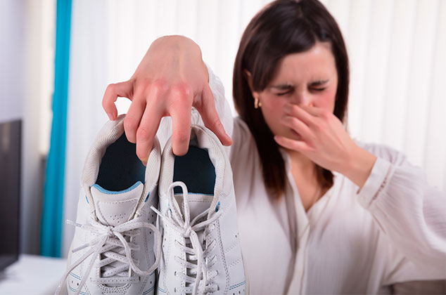 Cómo | 5 trucos para quitar el mal olor de los zapatos al instante