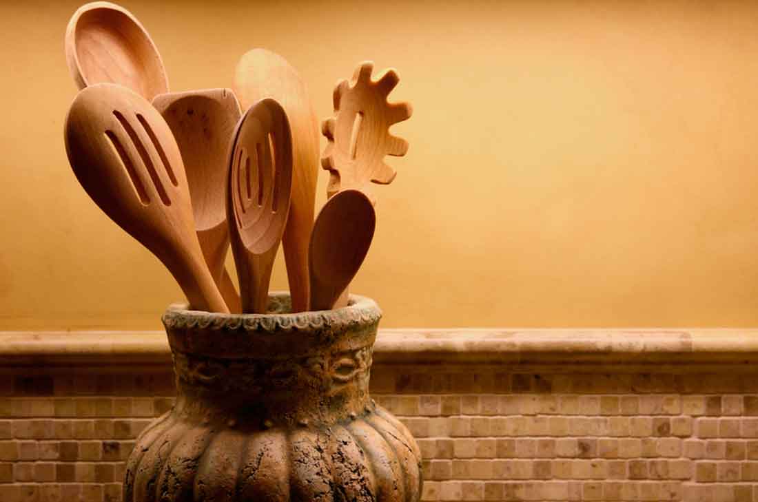Checa aquí cómo cuidar las palas y cucharas de madera. Estos utensilios de madera son tan tradicionales que seguramente tu tatara-abuela los usaba.