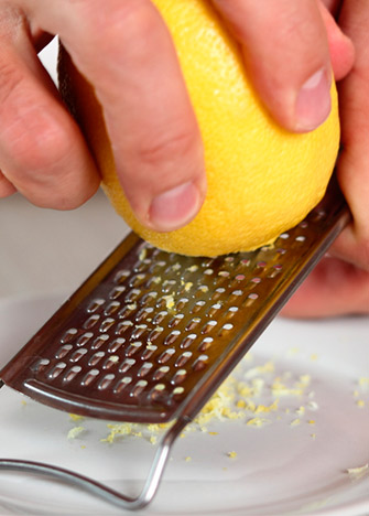 10 sorprendentes usos de las cáscaras de limón en la cocina y el hogar
