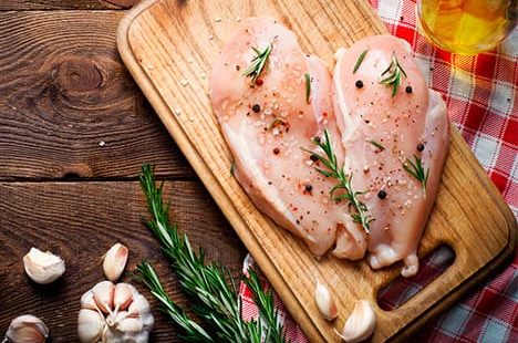 Errores al cocinar pollo: condimentar