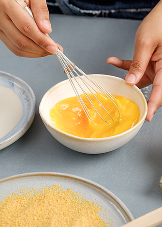 En un recipiente hondo rompa los 2 <strong>huevos</strong> (sin cáscara, dejando únicamente la clara y la yema). Bata el huevo con sal y pimenta