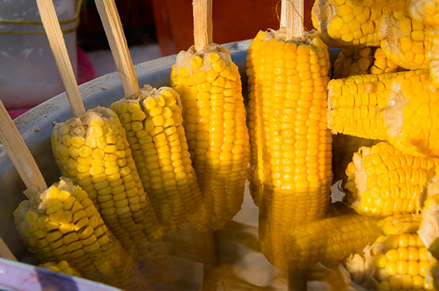 Aprende a cocer elotes enteros para preparar y hasta para vender