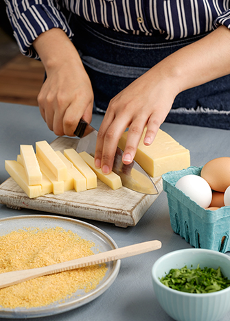 Corta los 400 gr. de <strong>queso manchego</strong> en bastones.
