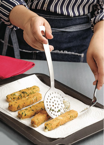 Escurra los dedos de queso manchego fritos en papel absorbente.