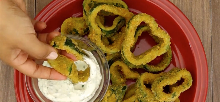 Receta de aros de chile poblano empanizados y fritos con dip de queso crema