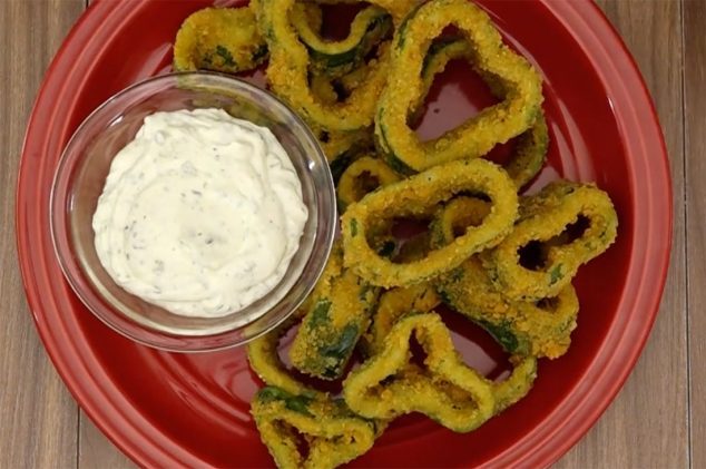 Aros de chile poblano empanizados con dip de queso crema