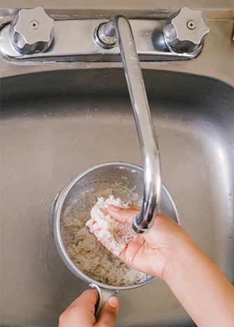 Enjuaga el arroz bajo el chorro de agua.