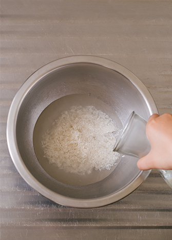 Coloca el arroz en un tazón y cubre con agua tibia. Deja reposar por 20 minutos.