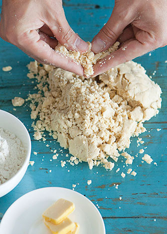 Mezcla la harina con la mantequilla hasta obtener una consistencia arenosa. 