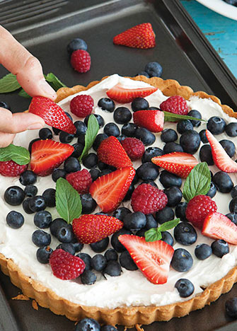 Rellena con crema montada, crema pastelera, ganache de chocolate o coulis de frutas, y acompaña con frutos rojos a tu gusto