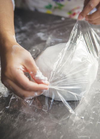 FORMA el fondant aplanando ligeramente, cubre con plástico adherente y reserva en una bolsa de plástico bien cerrada para evitar que le entre aire.