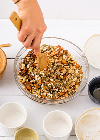 MEZCLA en un tazón amplio la avena, almendras, cacahuates, pepitas y nueces. Remueve con una pala.