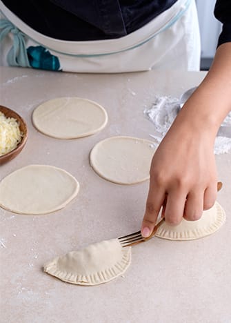 Cierra con ayuda de un tenedor