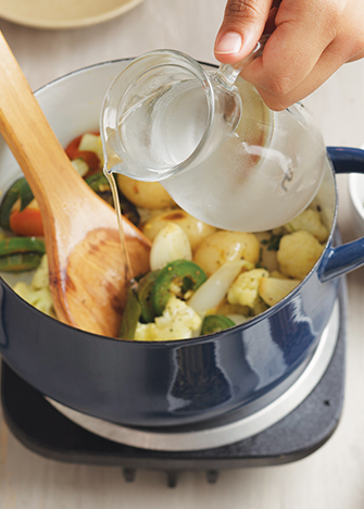 TAPA la olla y cuece a fuego bajo durante 15 minutos o hasta que las verduras estén cocidas, pero crujientes.